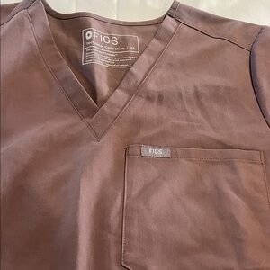FIGS Men's V-Neck Short Sleeve Tee - Chocolate